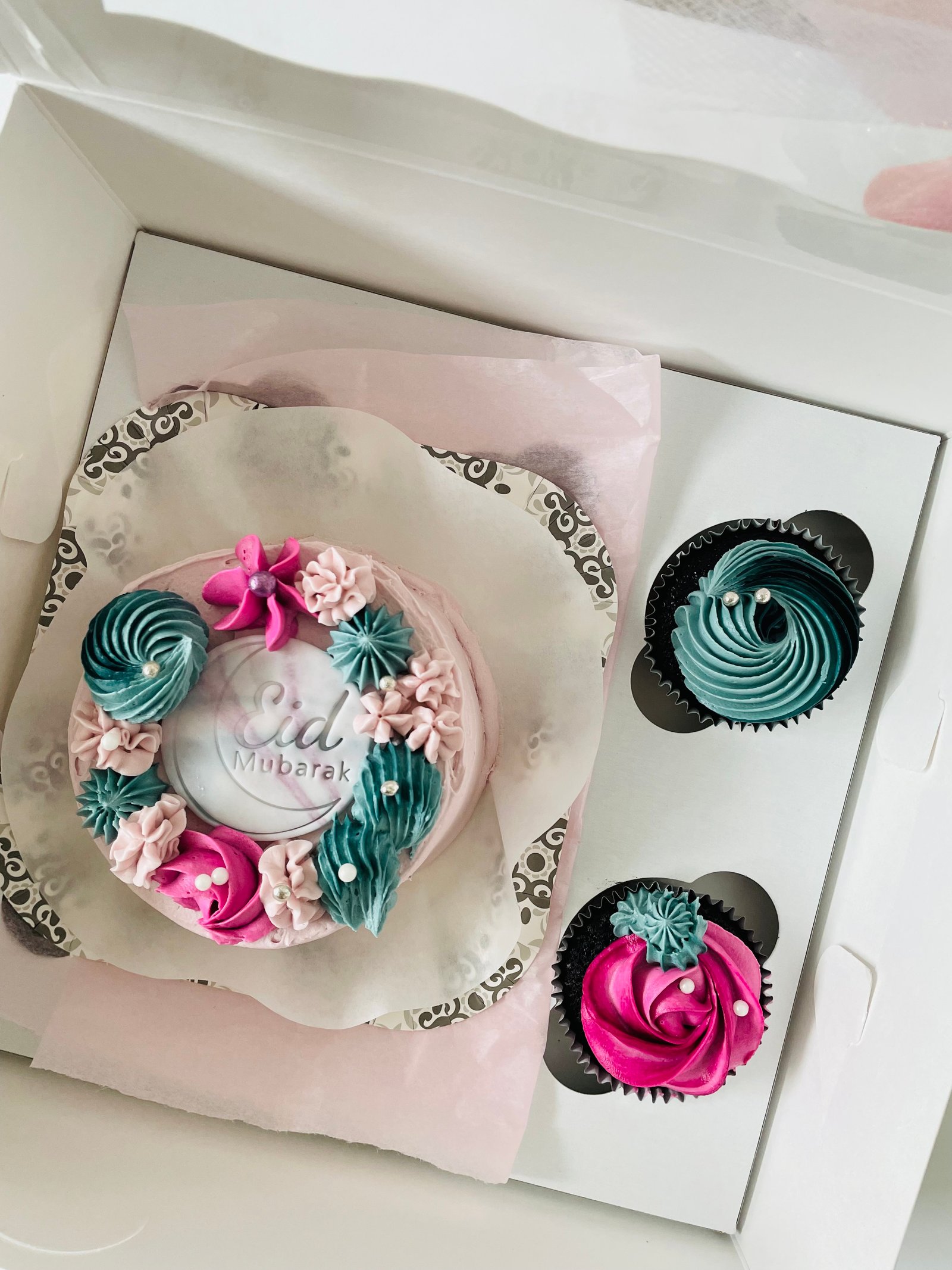 Eid Mubarak cake and cupcakes gift box